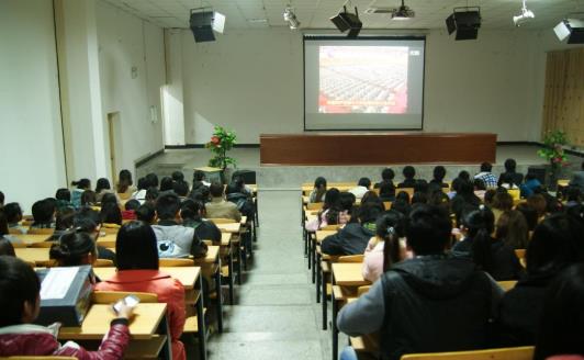 组织学生干部收看十八大开幕式座谈会