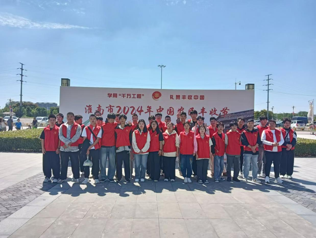 青春献力，温暖同行——学生志愿者踊跃投身志愿服务活动