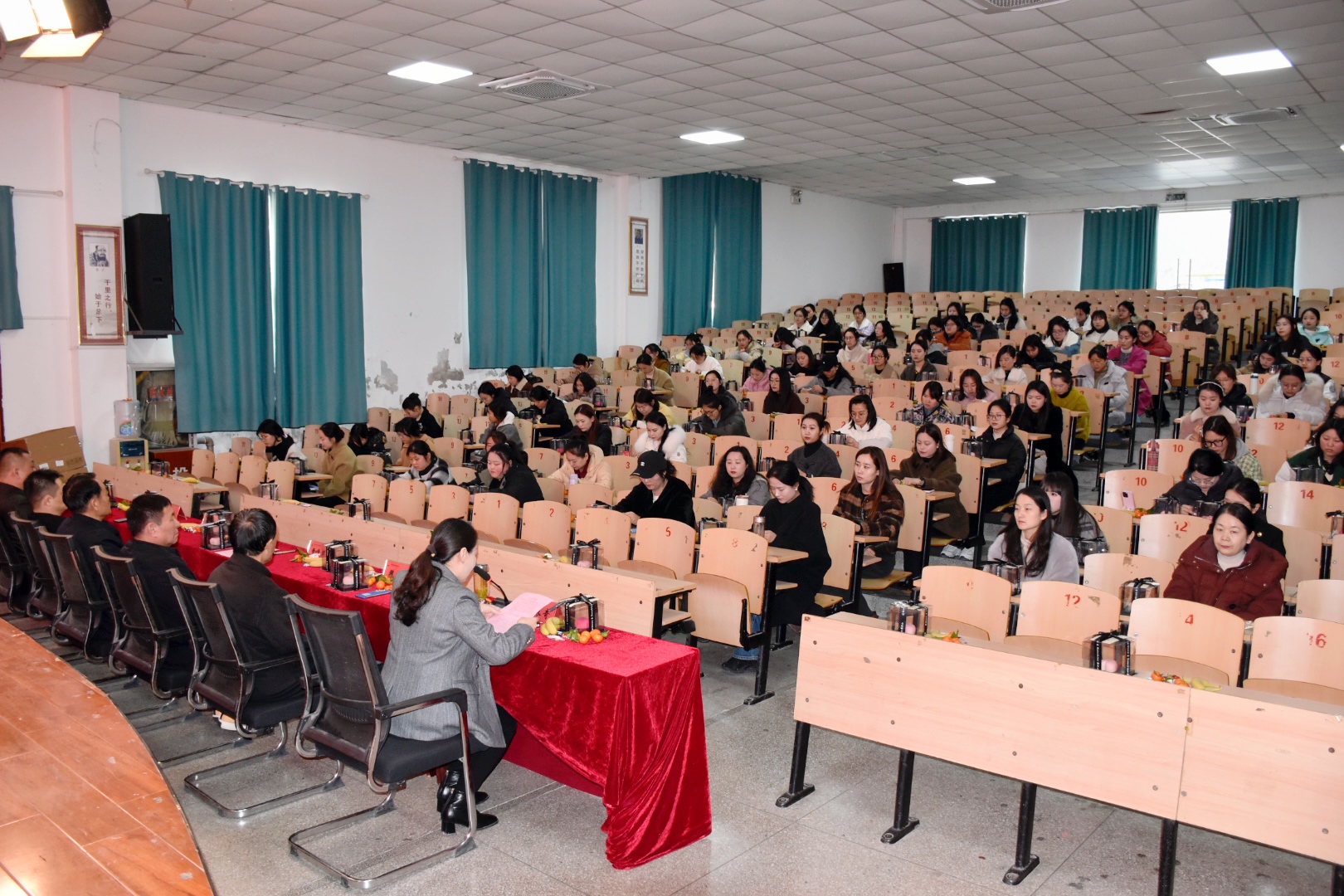 追梦新时代  巾帼绽芳华  学院召开“三八”妇女节女教工座谈会