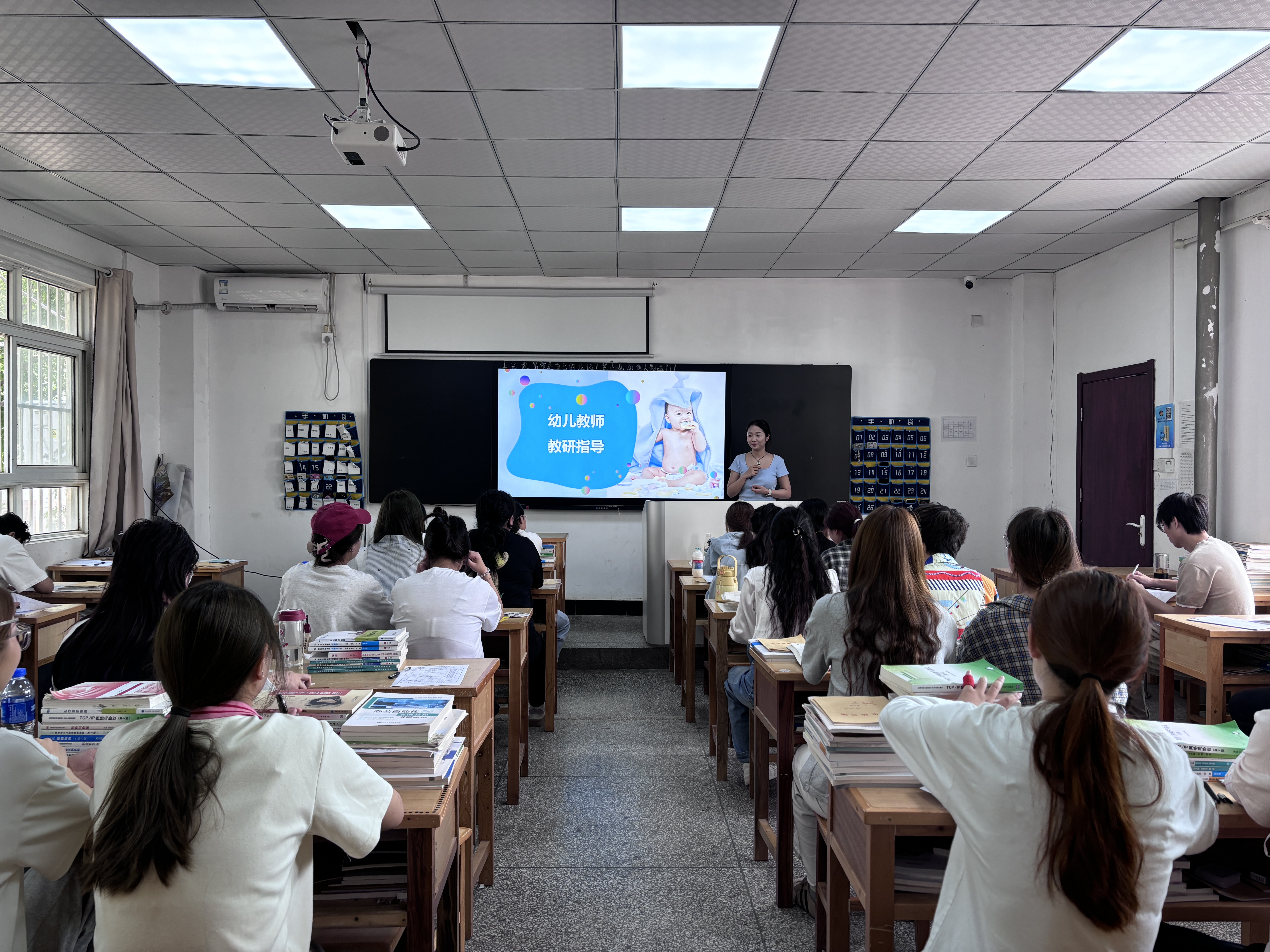 艺术建工系第二次组织教师集体学习优秀教师授课