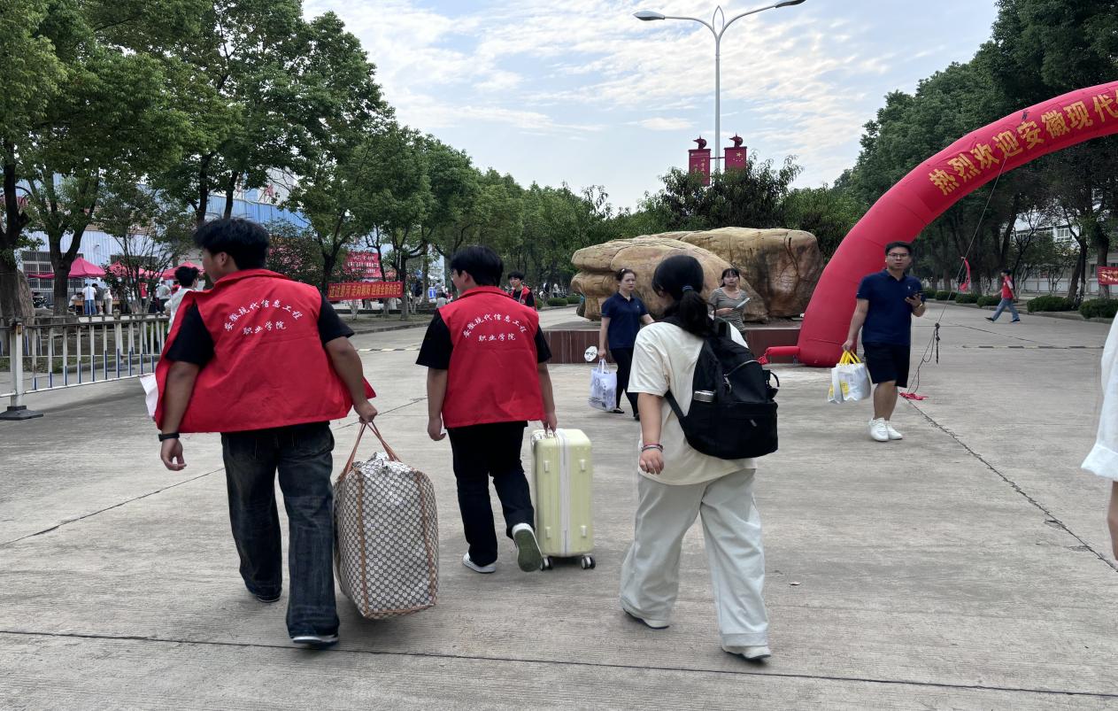 机电经管系多举并措迎新生  暖心服务启新程