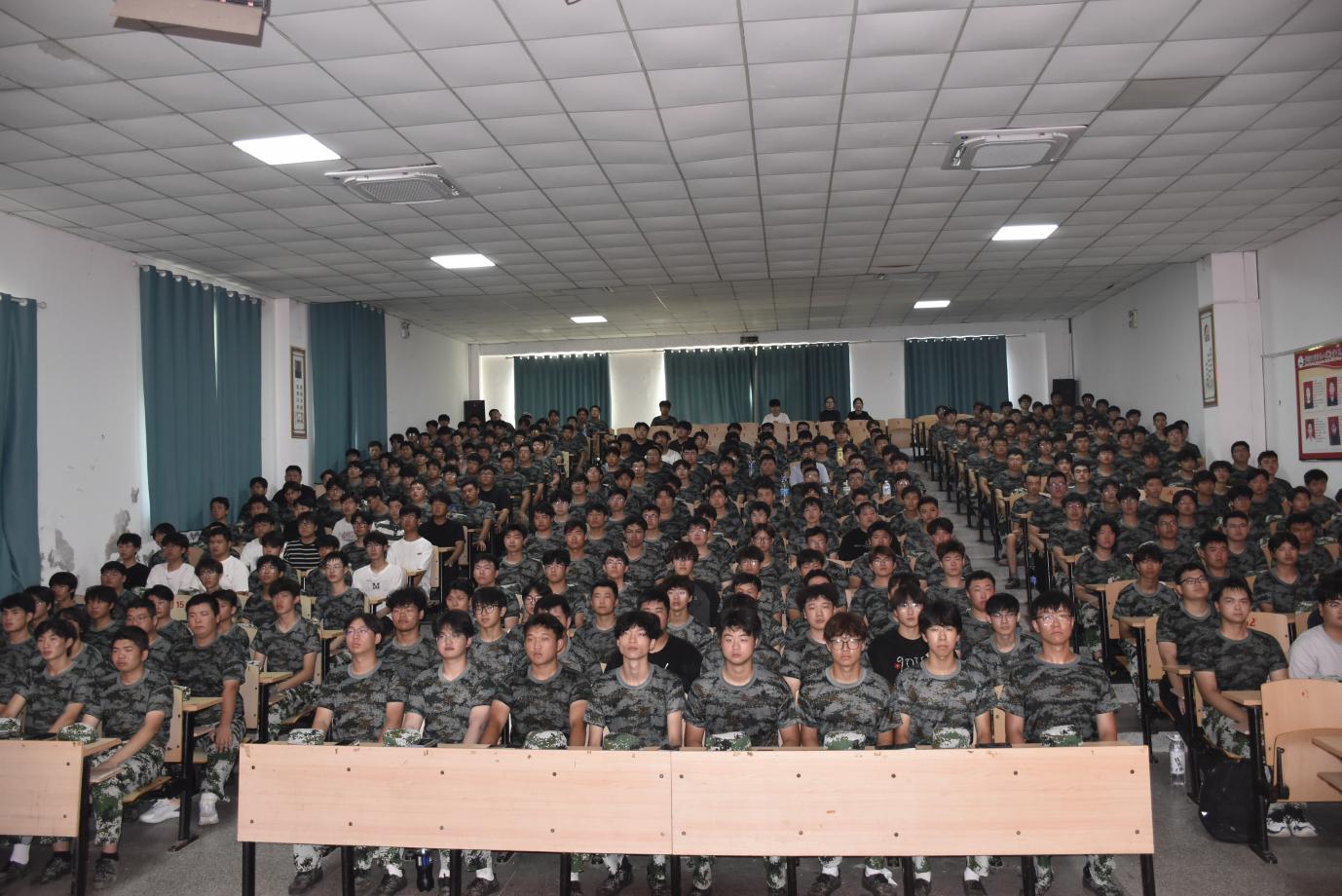 筑牢反诈防线——安徽现代信息工程职业学院组织2025级新生共上《反诈第一课》