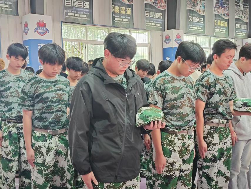 铭记历史 警钟长鸣 ——信息工程系参加防空警报默哀仪式