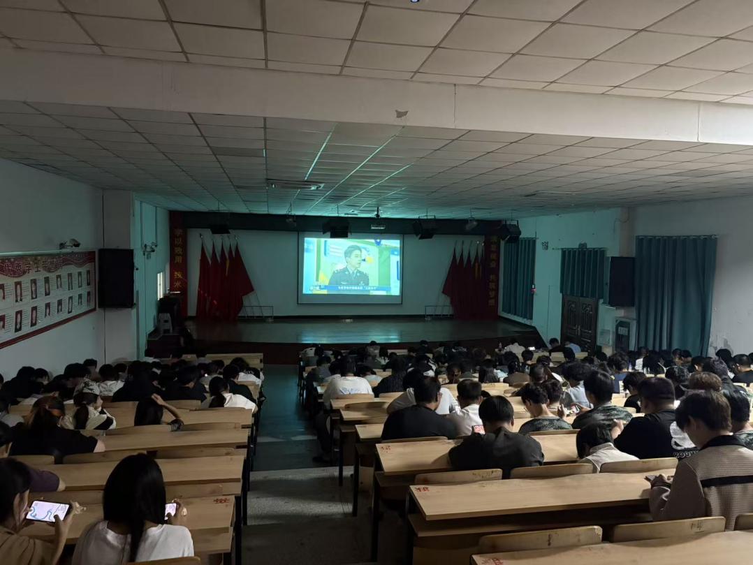 信息工程系联合艺术建工系 组织观看《秋季开学消防第一课》