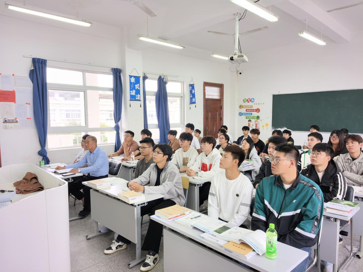 院长肖成兵深入教学一线指导艺术建工系“开学第一课”