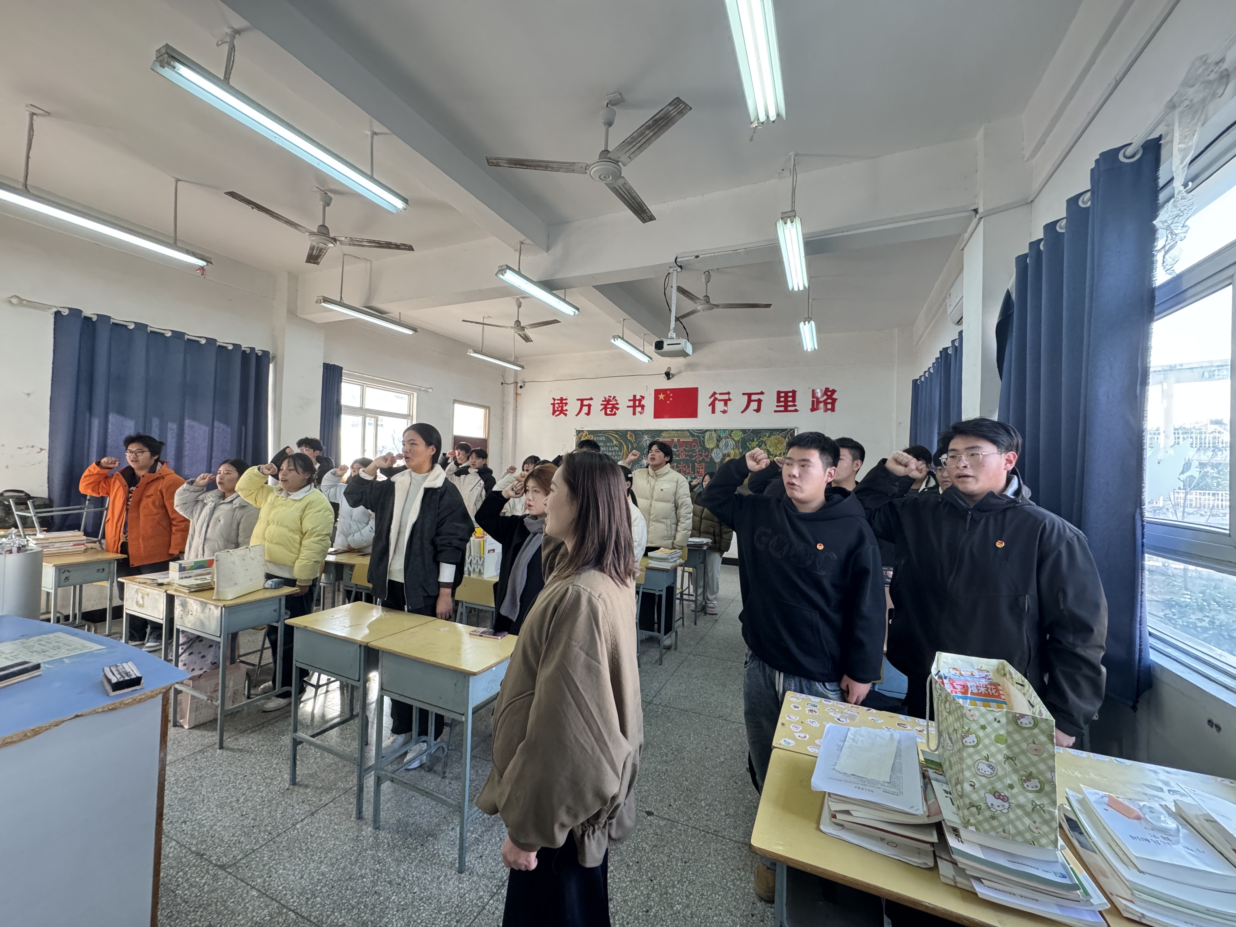 青春向党守初心 誓言铿锵担使命 ——安徽现代信息工程职业学院 团委举行新团员入团宣誓仪式