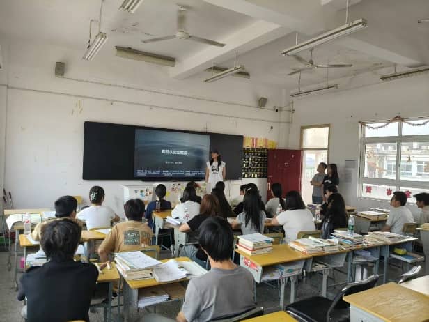 建引领护平安 防溺教育筑防线 ——艺术建工系党支部联合班级开展暑期防溺水主题党员先锋岗活动