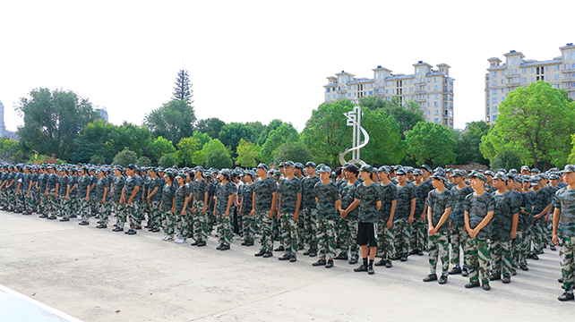 军训进行时，青春永不悔——我院举办秋学期高中部、技能部新生军训开营仪式