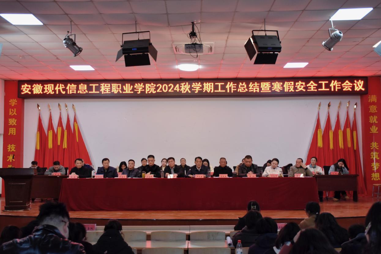 神龙含瑞辞旧岁，金蛇迎春谱新篇