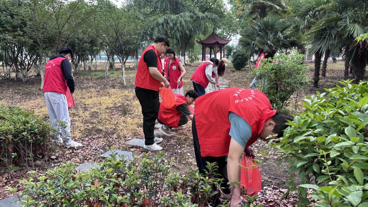 艺术建工系开展劳动周宣传活动         以实践传递感恩