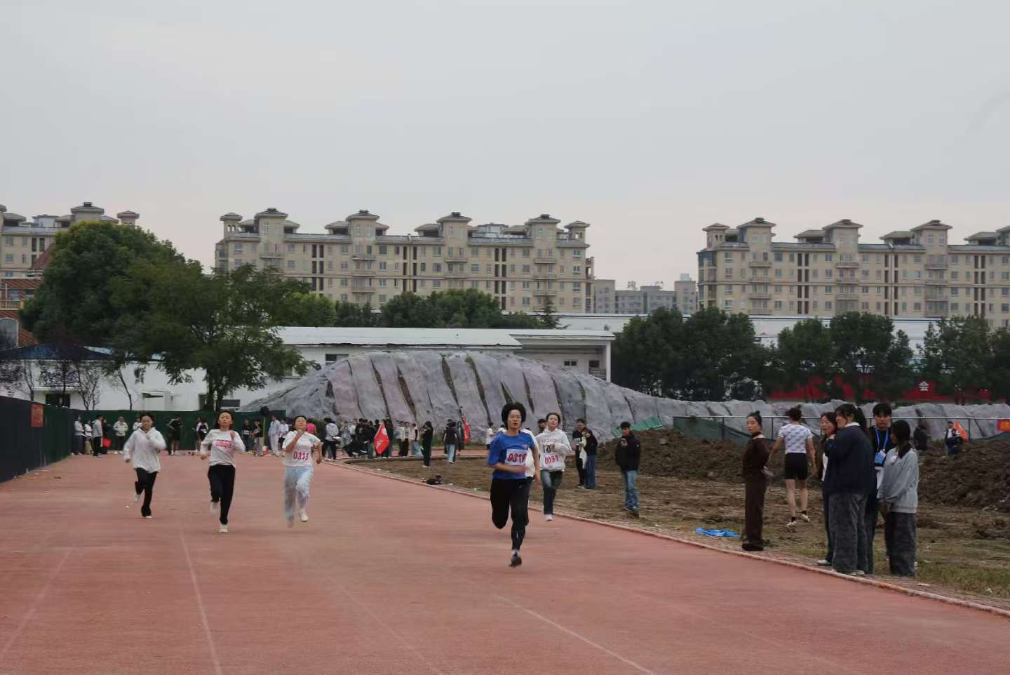 赛道逐梦破纪录 经管健儿展锋芒