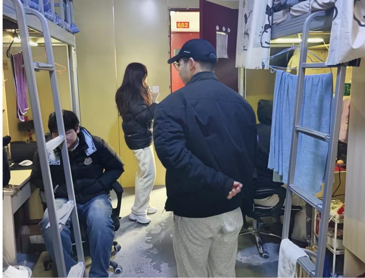 党员教师进宿舍 关怀安全护期末 ——信息工程系党支部开展一月主题党日活动