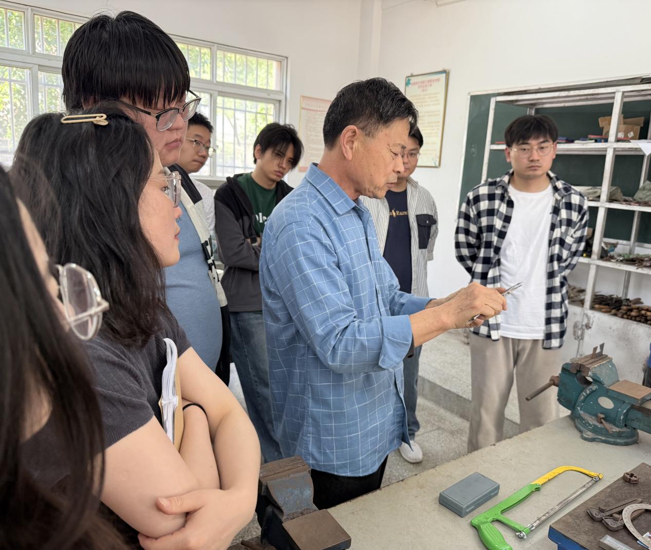 深耕实训教学 锤炼工匠素养 ——机电工程系夏德标老师开展钳工实训示范课