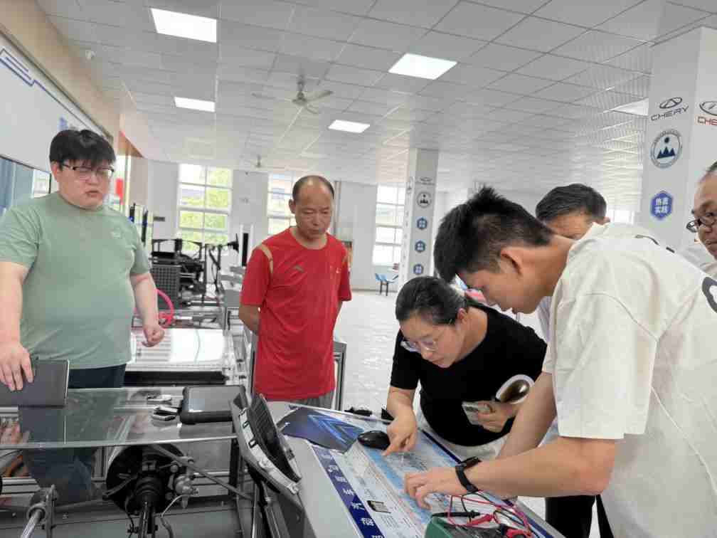 深耕实训教学，规范设备运维 ——机电工程系邀请设备售后专家开展新能源汽车实训设备专项培训